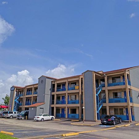 Travelodge By Wyndham Houston Hobby Airport Экстерьер фото