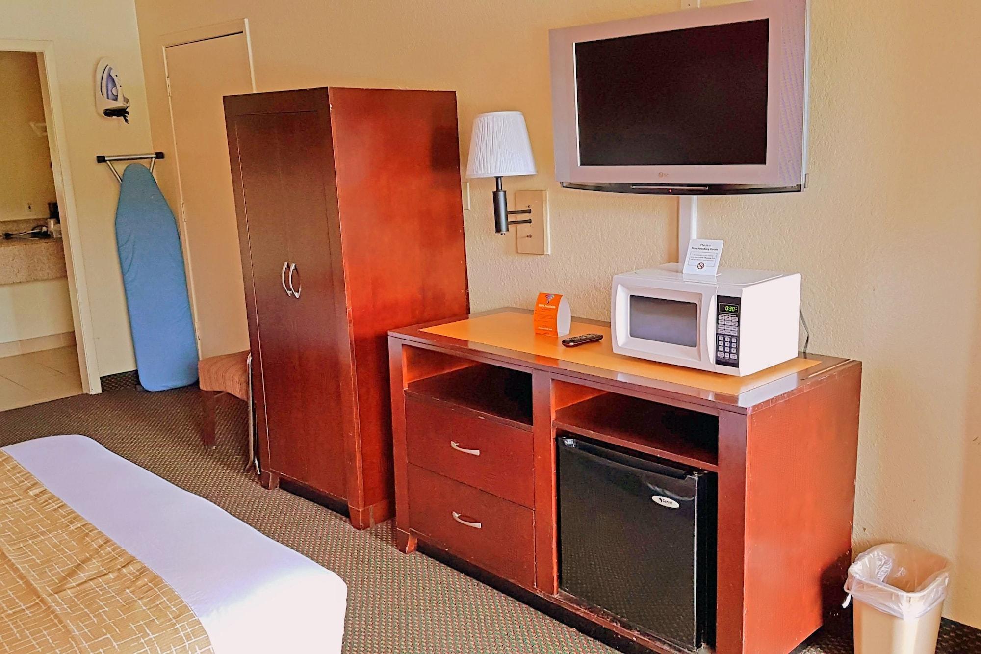 Travelodge By Wyndham Houston Hobby Airport Экстерьер фото