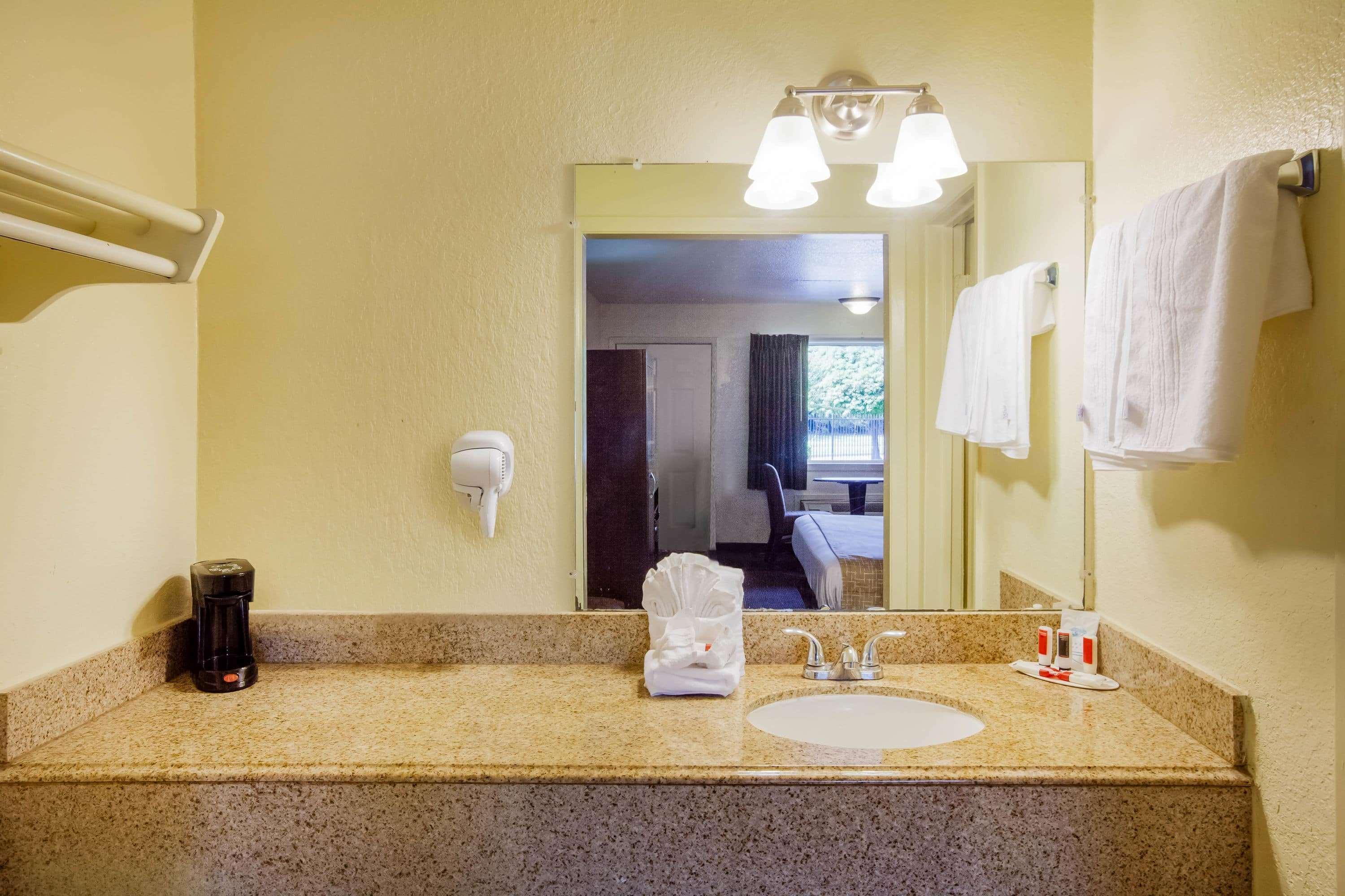 Travelodge By Wyndham Houston Hobby Airport Экстерьер фото