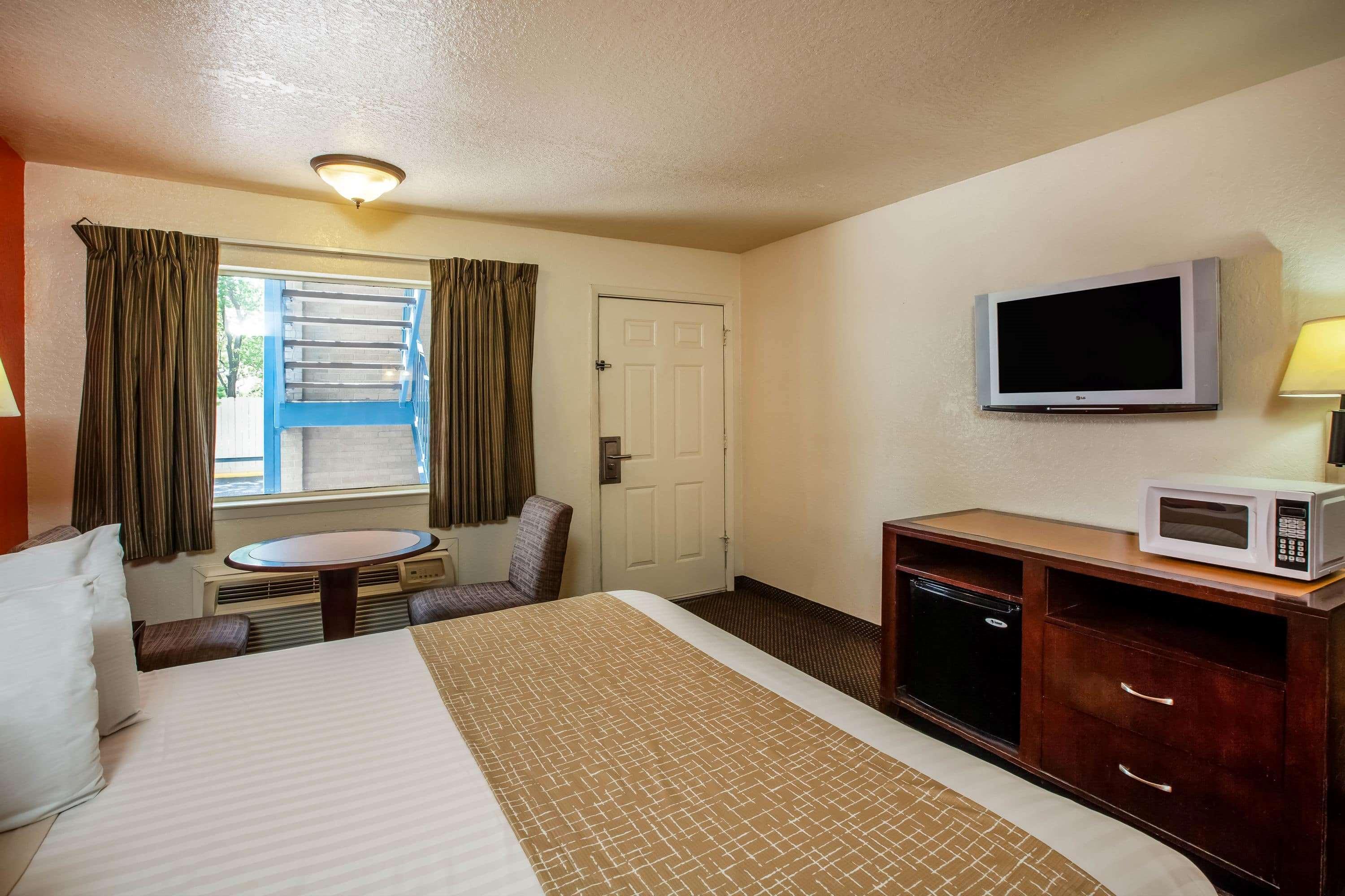 Travelodge By Wyndham Houston Hobby Airport Экстерьер фото