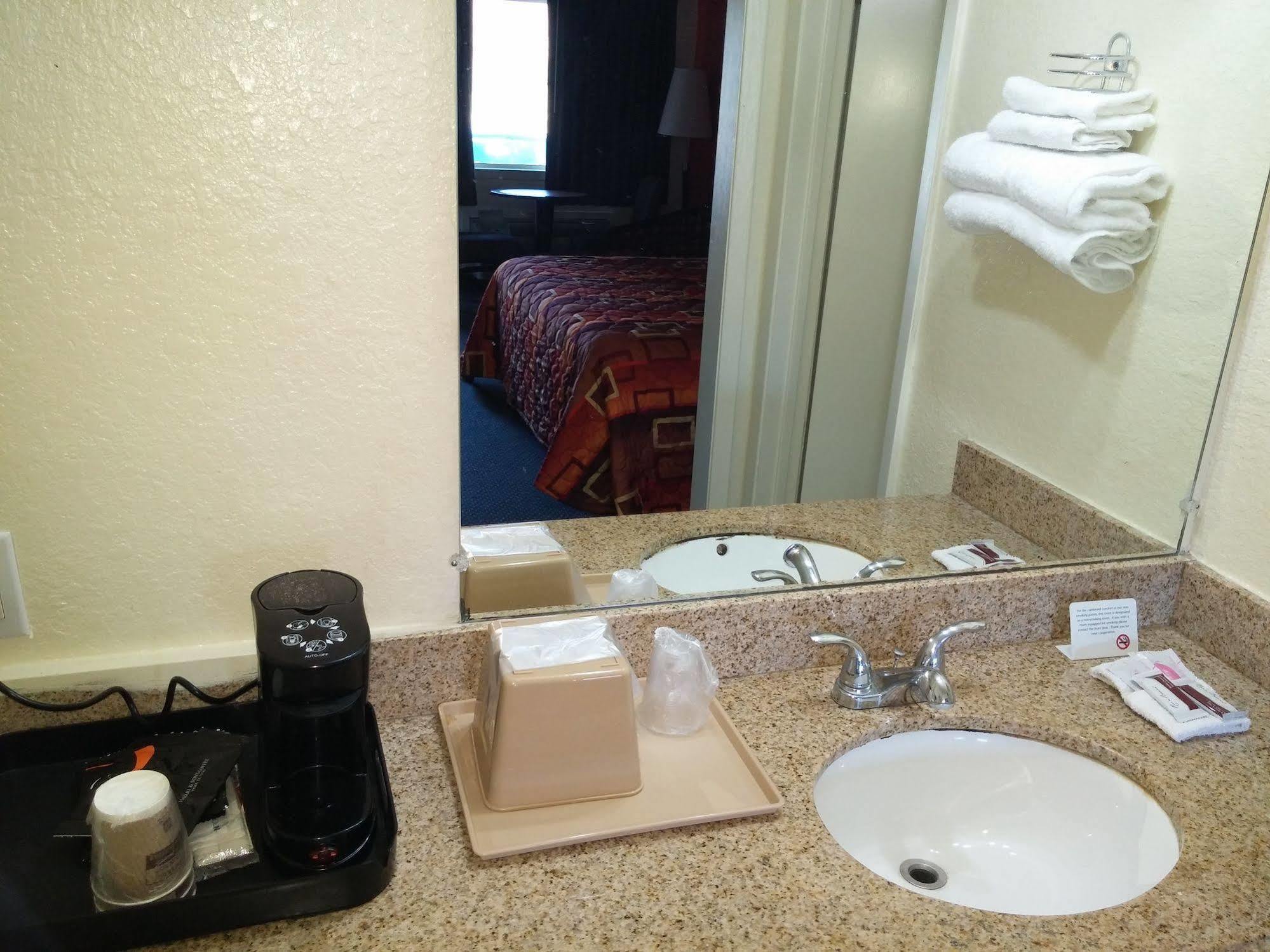 Travelodge By Wyndham Houston Hobby Airport Экстерьер фото