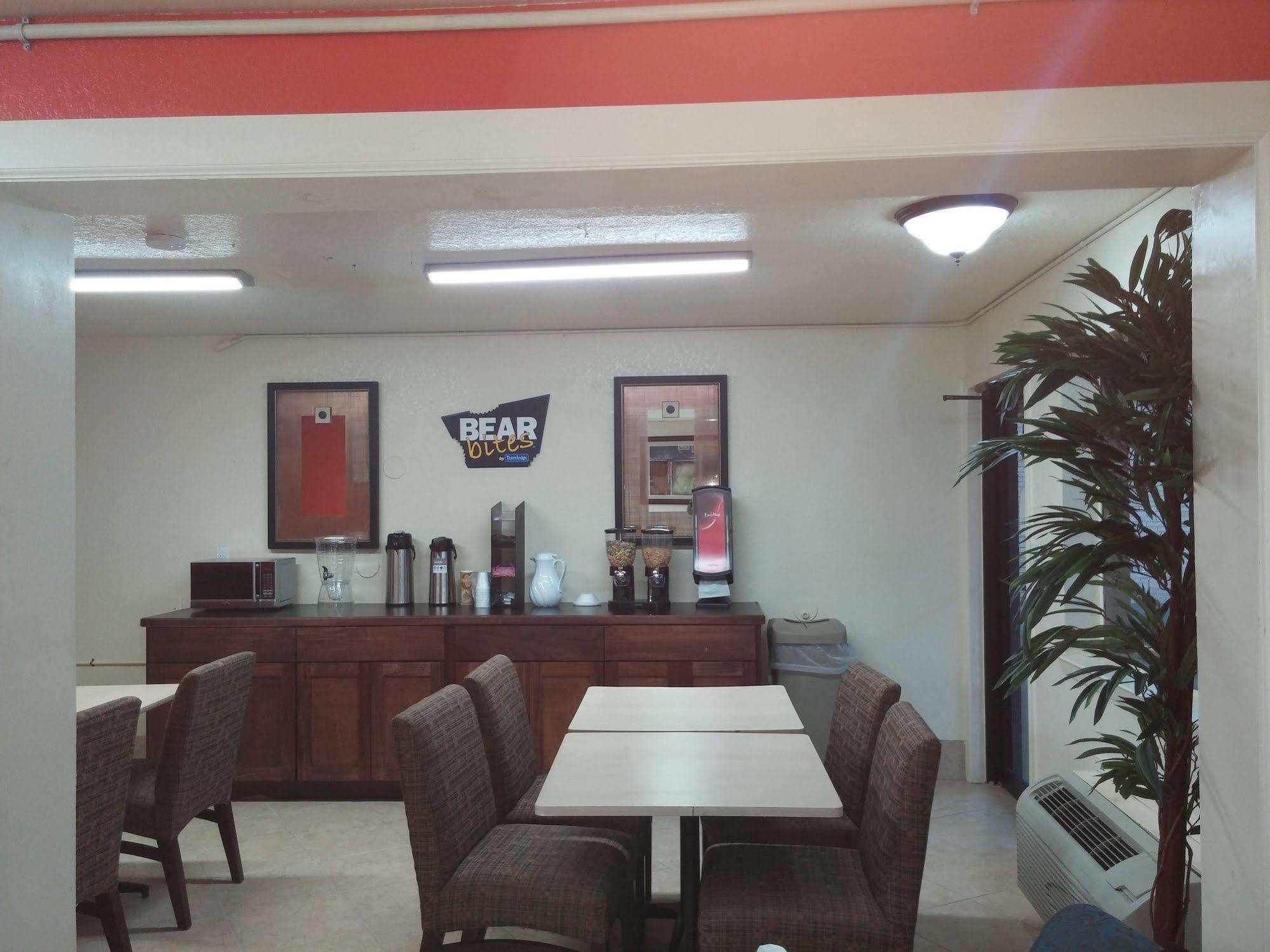 Travelodge By Wyndham Houston Hobby Airport Экстерьер фото