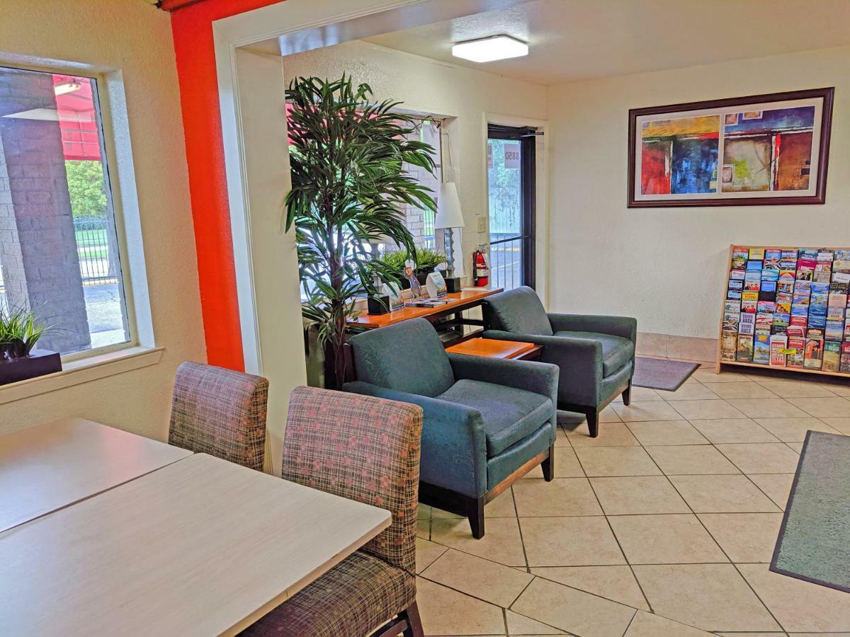 Travelodge By Wyndham Houston Hobby Airport Экстерьер фото