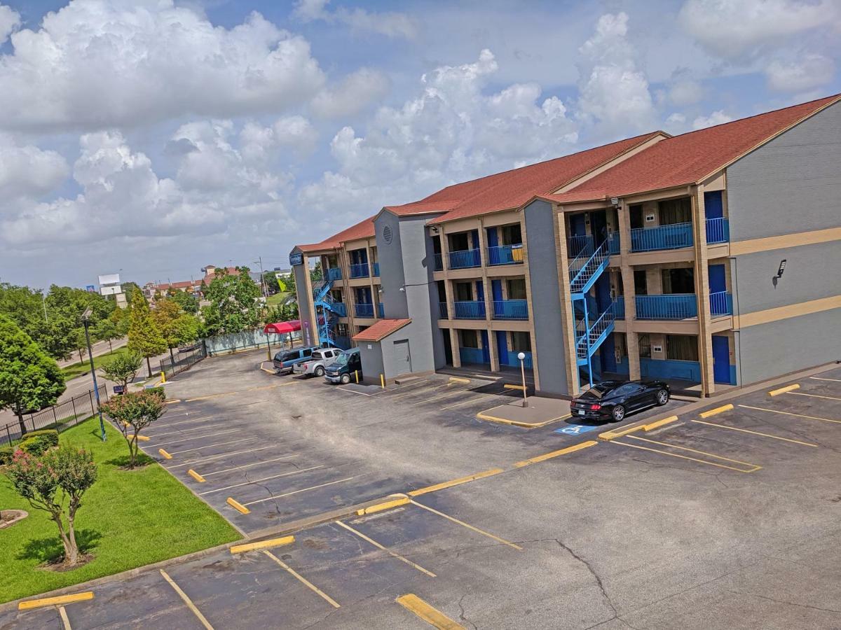 Travelodge By Wyndham Houston Hobby Airport Экстерьер фото